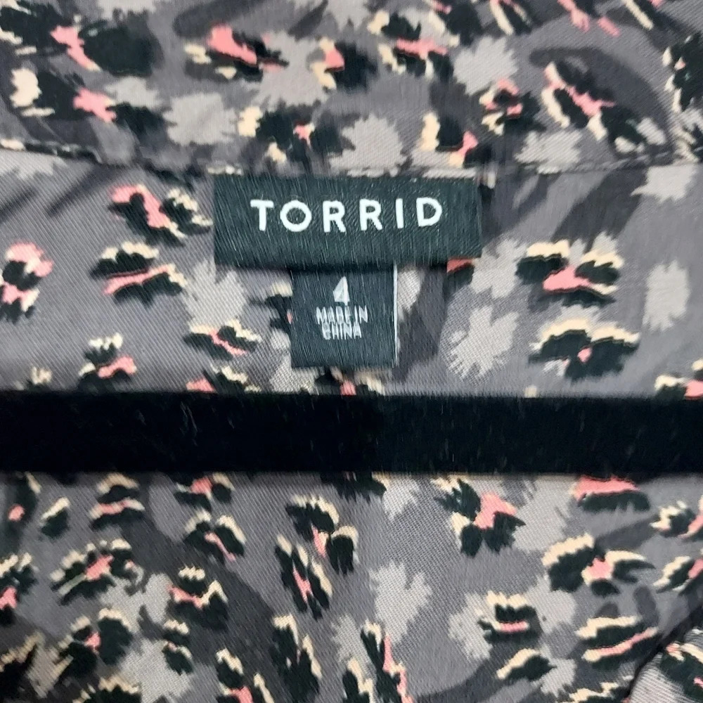Torrid Animal Grey Harper Rayon Twill Pullover 3/4 Sleeve Blouse in Size 4 / 26 - Picture 4 of 13